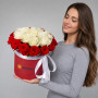 Композиция из 25 красных и белых роз в коробке — вид 2
